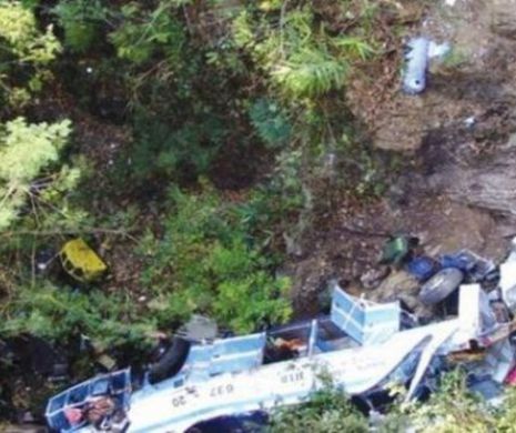 Un autocar plin cu PASAGERI a căzut în PRĂPASTIE