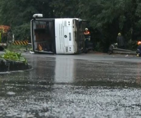 Un AUTOCAR s-a răsturnat în drum spre salina SLĂNIC PRAHOVA