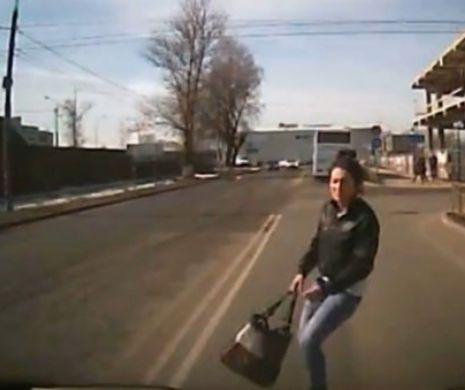 Video ŞOCANT cu o TÂNĂRĂ care se aruncă în faţa MAŞINII