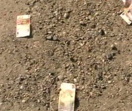 A PLOUAT cu bancnote de 50 de euro. Pietonii şi şoferii din trafic au trecut la CULES banii. Ce a urmat