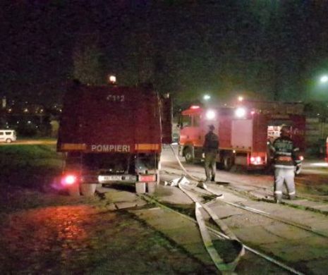 ALERTĂ! Incendiu PUTERNIC într-un complex comercial din Vaslui. 30 de persoane au fost EVACUATE