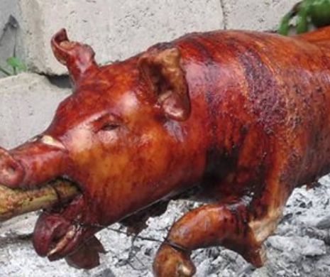 Aşa ceva n-aţi mai pomenit: Porci prăjiţi pe jar în fața a cinci moschei în timpul Ramadanului