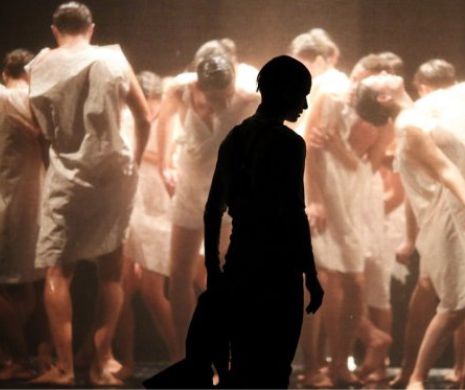 CEL MAI BUN sopectacol de teatru din România este Rambuku, produs de Teatrul Național Timișoara. Imaginile vorbesc de la sine I FOTO