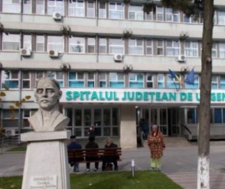 Clipe de panică în Slatina! Bucăţi din acoperişul Spitalului din Slatina, smulse de vânt. Cetățenii, puși în PERICOL