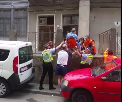 Din cauza unui șofer nesimțit medicii chemați să salveze un bărbat care suferise un infarct au sărit GARDUL! Cu tot cu pacient!