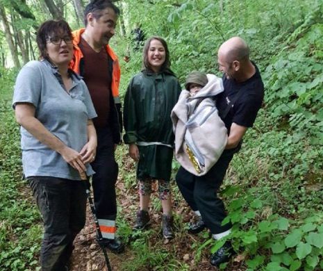 Eroină la 11 ani. O fetiță și-a salvat mama și frățiorul care au căzut într-o râpă adâncă I GALERIE FOTO