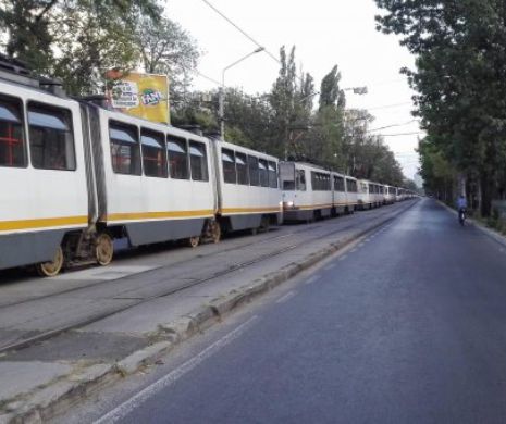 HAOS ÎN CAPITALĂ! Un șofer a rămas SUSPENDAT cu mașina pe linia tramvaiului 41. Soluție de URGENȚĂ a Primăriei