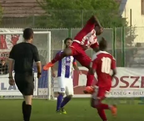 IMAGINI ȘOCANTE! Doi jucători s-au CIOCNIT cap în cap! Unul și-a ÎNGHIȚIT LIMBA. INCIDENT DRAMATIC pe teren, în urmă cu puțin timp