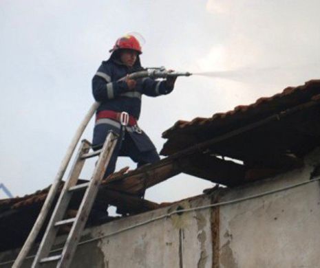 INCENDIU la MALL. Autoritățile au EVACUAT SUTE de persoane, după ce un tablou electric a luat FOC - VIDEO