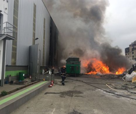 INCENDIU la un depozit de MASE PLASTICE din PRAHOVA. Pompierii au intervenit IMEDIAT