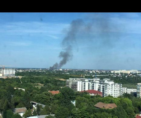 INCENDIU PUTERNIC în București! ARD case pe câteva SUTE DE METRI pătrați! 8 autospeciale ACȚIONEAZĂ de URGENȚĂ