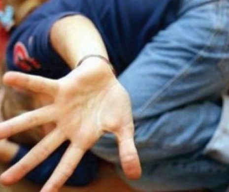 ODIOS! Adolescentă BĂTUTĂ PÂNĂ LA MOARTE în timp ce era violată de un grup de colegi. Atenție, DETALII ȘOCANTE