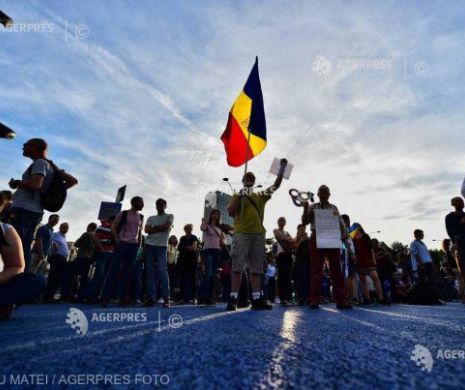 Piața VICTORIEI este BLOCATĂ de PROTESTATARI