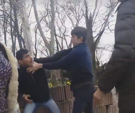 SCENE DE GROAZĂ într-un liceu din România. DOI ELEVI s-au luat la BĂTAIE chiar în timpul orei de română