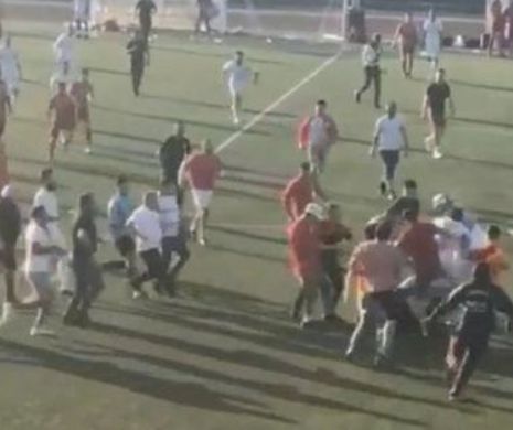 Scene ŞOCANTE la un meci de fotbal. Un arbitru a fost BĂTUT CRUNT de jucători şi fani pe TEREN