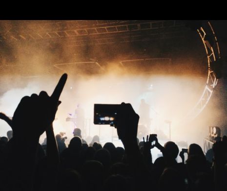 SENZAȚIILE TARI la un FESTIVAL de muzică i-au fost FATALE unui bărbat. A EXPLODAT după ce a atins un cablu - VIDEO