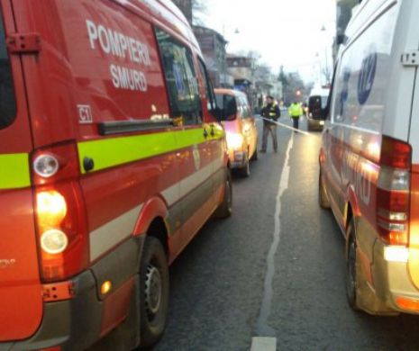 TRAGEDIE într-o stație de autobuz! Copertina metalică S-A PRĂBUȘIT. Patru copii, transportați DE URGENȚĂ la spital