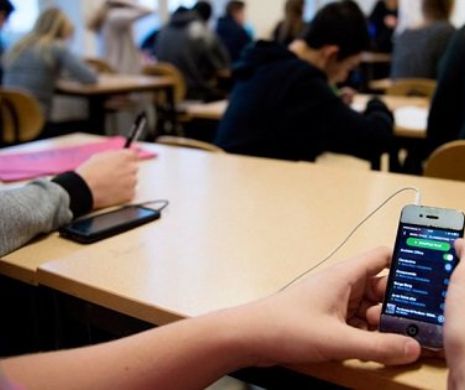 A trecut LEGEA lui MACRON! Sunt INTERZISE telefoanele celulare în ŞCOLI
