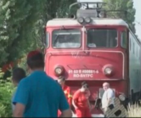 ACCIDENT FEROVIAR în Olt. Un TREN a IZBIT în plin o mașină. Mai mulți RĂNIȚI, după ce autoturismul a rămas PRINS