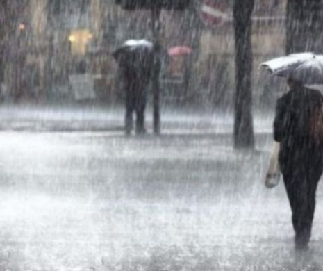 Avertizare METEO. În următoarele două zile în mai multe județe din țară vor fi averse torențiale, vijelii, descărcări electrice și căderi de