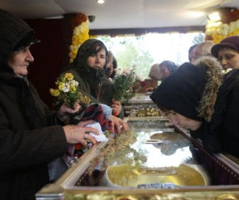 Critici tocmai din SUA: „Ca preot mă irită gestul lui Firea de a aduce MOAŞTE la Primăria Municipiului Bucureşti”