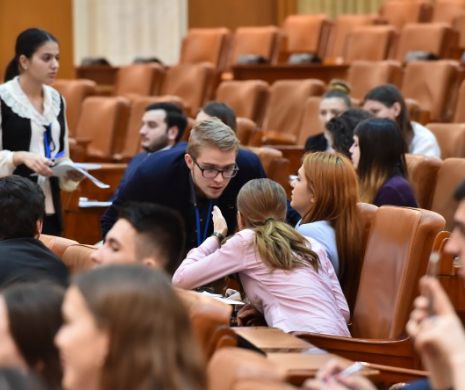 Liceeni au descoperit secretul „somnoroșilor” din Parlament