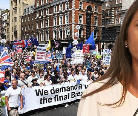 Marş ANTI BREXIT. Activiştii cer un al DOILEA REFERENDUM: „Voinţa poporului nu mai este cea de acum doi ani”