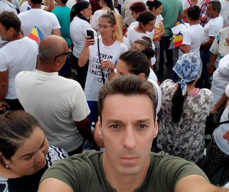 Miting PSD. Mircea Badea este în mijlocul mulţimii: Se va alege praful de #rezist. Sper să se încheie această eră a stalinismului