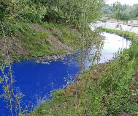 Parâu cu apa albastră ca cerneala. Fenomenul a îngrozit sătenii care nu au văzut niciodată așa ceva