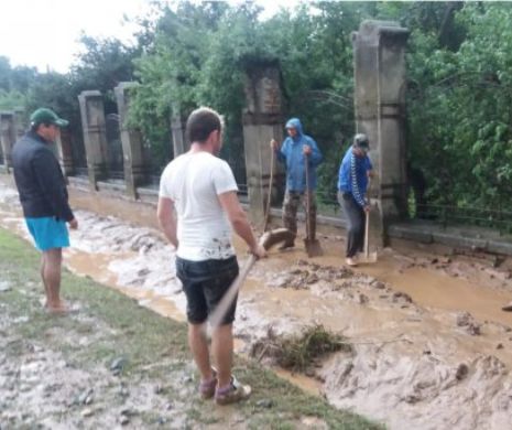 Potop la Arad. Sate întrigi au fost acoperite de NOROI, după o rupere de nori în zona viticolă I FOTO