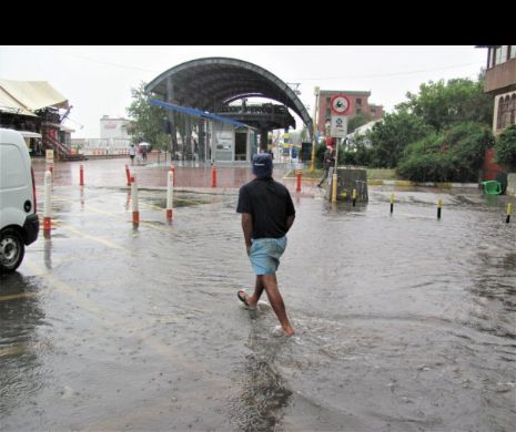 Potop la Constanța. Străzi inundate, canalizări înfundate