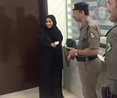 Prima femeie din Arabia Saudită care are drept să conducă. Maşinile au fost conduse timp de jumătate de secol numai de bărbaţi
