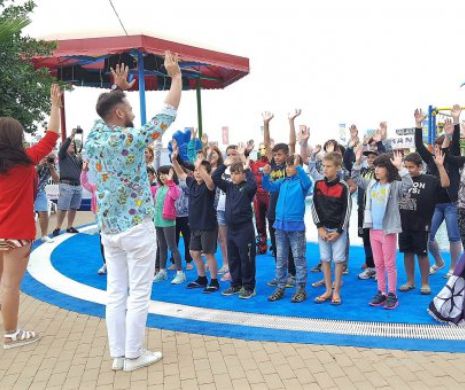 Prima întâlnire, a copiilor, cu marea: „Marea Neagră nu e ca la televizor, e albastră și mare”