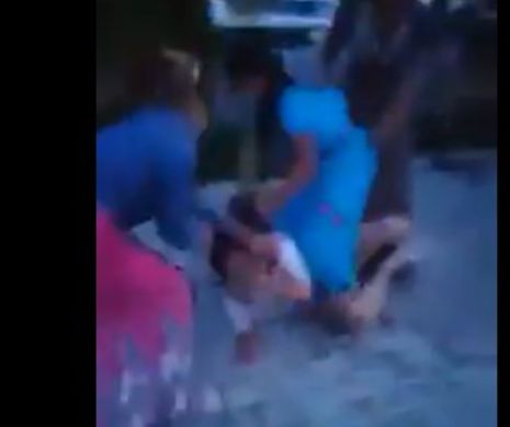 REVOLTĂTOR! O tânără a fost BĂTUTĂ CU SĂLBĂTICIE, în plină zi, fără ca cineva să intervină! IMAGINILE TERORII s-au răspândit pe internet