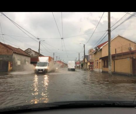Rupere de nori la Arad. Mai multe străzi au fost inudate, iar tramvaile s-au oprit