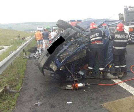 TRAGEDIE! Un TIR a LOVIT în plin o mașină oprită pe banda de urgență. Un MORT si cinci răniți