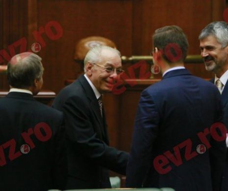 Un fost PREȘEDINTE al României dă „audiențe” de pe TROTUAR. Întâlnire INCREDIBILĂ cu o femeie NECUNOSCUTĂ - FOTO