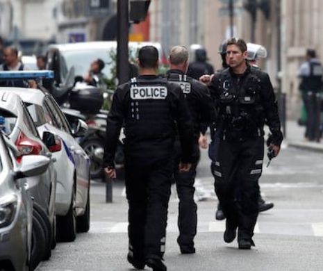 UPDATE. Poliția a reușit să elibereze ostaticii, la PARIS. Victimele erau stropite cu petrol. Una dintre ele era o femeie GRAVIDĂ