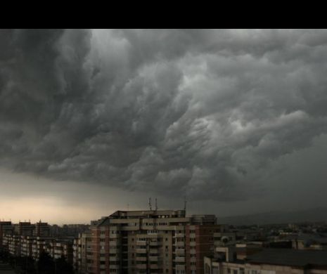 Vremea SE STRICĂ BRUSC. Avertizare nowcasting de la ANM. Este Cod PORTOCALIU de FURTUNĂ!