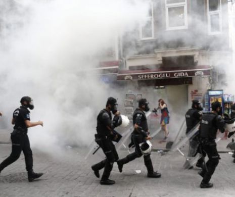 Activistele LGBT gonite cu GAZE LACRIMOGENE