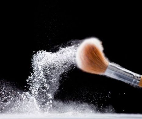 ATENȚIE MAXIMĂ! Produs cosmetic folosit de mii de femei din România este cauza cancerului ovarian. Amendă de miliarde de dolari pentru firma producătoare