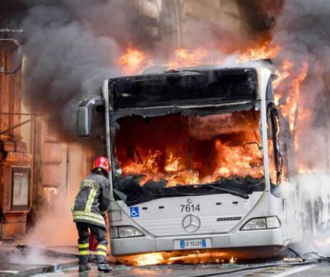 AUTOBUZUL GROAZEI. Un autobuz a luat FOC în MERS. 13 PERSOANE sunt GRAV RĂNITE