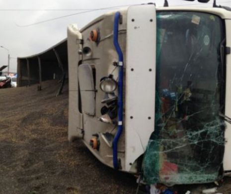 Autoritățile sunt în alertă! Un tir s-a răsturnat pe DN 7 și a blocat Valea Oltului