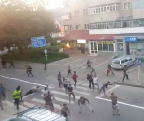 Bătaie pe viață și pe moarte între două clanuri de romi din Târgu Neamț. Trupele speciale au intervenit cu greu pentru aplanarea conclictului