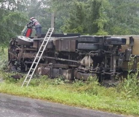 Camion răsturnat cu roțile în aer, din culpa șoferului