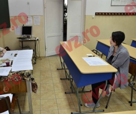 CE RUȘINE! Profesoară, PRINSĂ cu telefonul mobil în LENJERIA INTIMĂ. Încerca să COPIEZE la examenul de titularizare