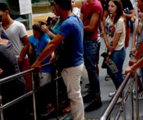 Cozi interminabile pentru elevii care au luat examenul de Bacalaureat. Aflaţi motivul