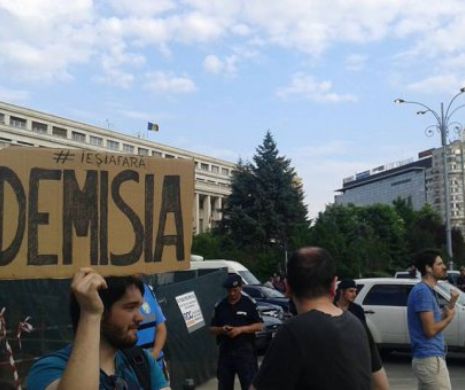 DEZAMORSAREA MITINGULUI din 10 august. MISTERUL APARIȚIEI și DISPARIȚIEI „SIE” din SCANDAL