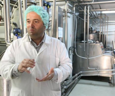 Fabrica de lactate Brădet, lovită din nou. Distrusă de flăcări, implicată în scandalul morții a 3 bebeluși, acum patronul ei a fost încătușat