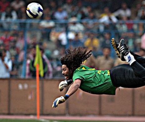 GEST SCANDALOS. Un fotbalist LEGENDAR a lovit cu pumnul un suporter. VIDEO